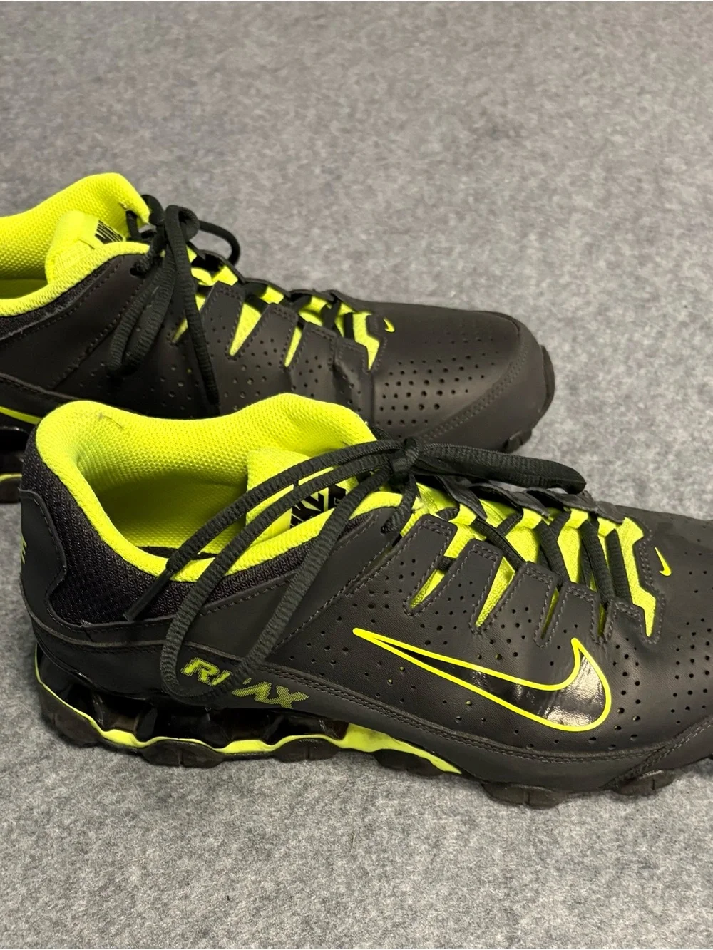 Nike Reax 8 TR Mens Sz 10 Black and Neon Yellow Athletic Sneakers